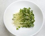 貝割れ大根と生ハムの簡単おつまみサラダ作り方1写真