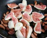 いちじくとソーセージのオリーブ炒め作り方4写真