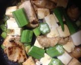 味噌漬鶏と葱と豆腐とオクラの醤油炒め作り方4写真