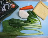 味噌汁(人参・玉葱・小松菜・油揚げ)作り方1写真