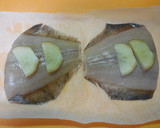 麺つゆ　カレイの煮付けすだち添え　どすぇ作り方2写真