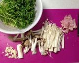 冷蔵庫の残り物で！豆苗ときのこのおつまみ作り方1写真