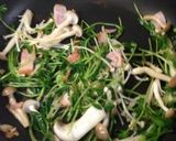 冷蔵庫の残り物で！豆苗ときのこのおつまみ作り方3写真
