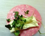 かいわれ＆チーズのソフトサラミ巻作り方3写真
