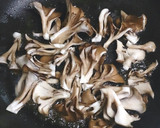 豆苗と舞茸の酢醤油炒め作り方2写真