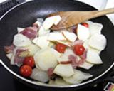 じゃがいもとりんごとミニトマトのソテー作り方4写真