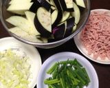 茄子と豚挽き肉の味噌炒め作り方1写真