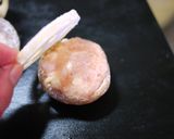 市販鶏団子で椎茸と蓮根の肉詰め餡作り方5写真