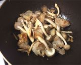 鶏もも肉としめじの塩麹ジンジャーソテー♪作り方5写真