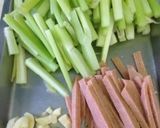 大豆ハムとセロリの炒め物作り方2写真