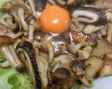 豚小間肉ときのこ炒めに卵のせ作り方11写真