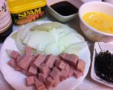 ふわふわ卵と甘辛玉ねぎの韓国スパムマヨ丼作り方1写真
