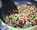 カリカリ梅と豚コマのひじき炒飯作り方4写真