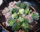 豚肉とブロッコリーのヨシダソース炒め作り方2写真