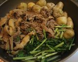 秋！塩麹豚肉deしめじ・里芋・水菜の煮物作り方5写真