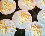 餃子の皮でおつまみ　チーズとスイートチリ作り方1写真
