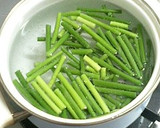 豚肉とにんにくの芽の赤ワイン炒め作り方2写真