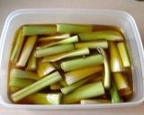 オリーブオイルを使ったセロリの酢漬け作り方2写真