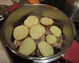鶏手羽元とさつま芋の煮物作り方2写真