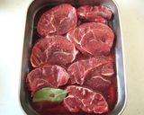 牛スネ肉とプルーンのほろほろ煮込み✿作り方1写真