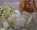 鶏肉、白菜入り餃子鍋・味ぽん添え作り方2写真