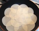 ちょー簡単☆餃子の皮ピザ‼作り方1写真