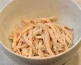 蒸し鶏と塩昆布のサラダ*梅マヨわさび*作り方5写真