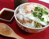 ピリ辛だし醤油タレ！納豆とろろ目玉焼き丼作り方4写真