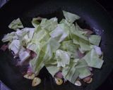 キャベツとベーコンのペペロンチーノ作り方3写真