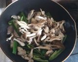 厚切豚肉とピーマンキノコのマヨカレー炒め作り方3写真