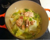鍋にぶっ込み！白菜と鮭缶のスープ作り方2写真