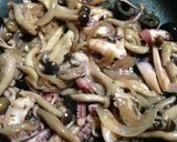 イカとしめじとオリーブの香味炒め♪作り方5写真
