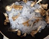 ノンオイルでヘルシー☆舞茸白滝の卵炒め作り方1写真