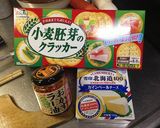 簡単おつまみ☆食る辣油とチーズのカナッペ作り方1写真