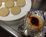 簡単おつまみ☆食る辣油とチーズのカナッペ作り方3写真