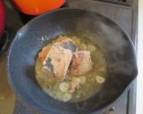 材料はこの4つだけ。サバ缶の簡単パスタ。作り方1写真
