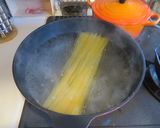 材料はこの4つだけ。サバ缶の簡単パスタ。作り方3写真