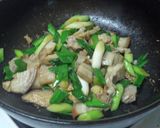 回鍋肉と葉にんにくの炒め（蒜苗回鍋肉）作り方5写真