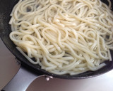 ☆旨辛☆ キムチと豚ひき肉の焼きうどん作り方1写真