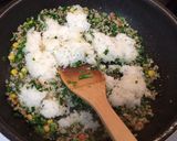 息子も絶賛♪春菊たっぷりガリバタ炒飯♡作り方5写真