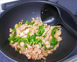 超簡単☆野菜もとれる生姜焼風？鶏そぼろ丼作り方2写真