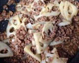 れんこんひき肉炒め！材料4つで簡単一品♪作り方2写真