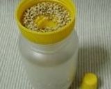 蜂蜜空容器への胡麻の入れ方作り方3写真