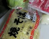 マルちゃん浪速のかす玉ソース焼きそば♡作り方1写真