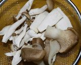 簡単♪鶏肉とキノコの塩レモンバター炒め☆作り方1写真