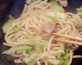 白菜と豚肉の焼きうどんon卵作り方2写真