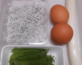 絹さやとしらすと長ねぎの玉子とじ作り方1写真