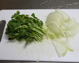 野菜苦手な娘も食べる♡豆苗と卵の味噌汁作り方1写真