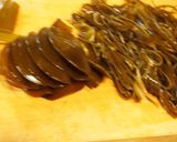 辛・辛っ醤油～！生めかぶとマグロの和え物作り方1写真