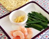 ランチに☆海老ニラ焼きそば作り方1写真